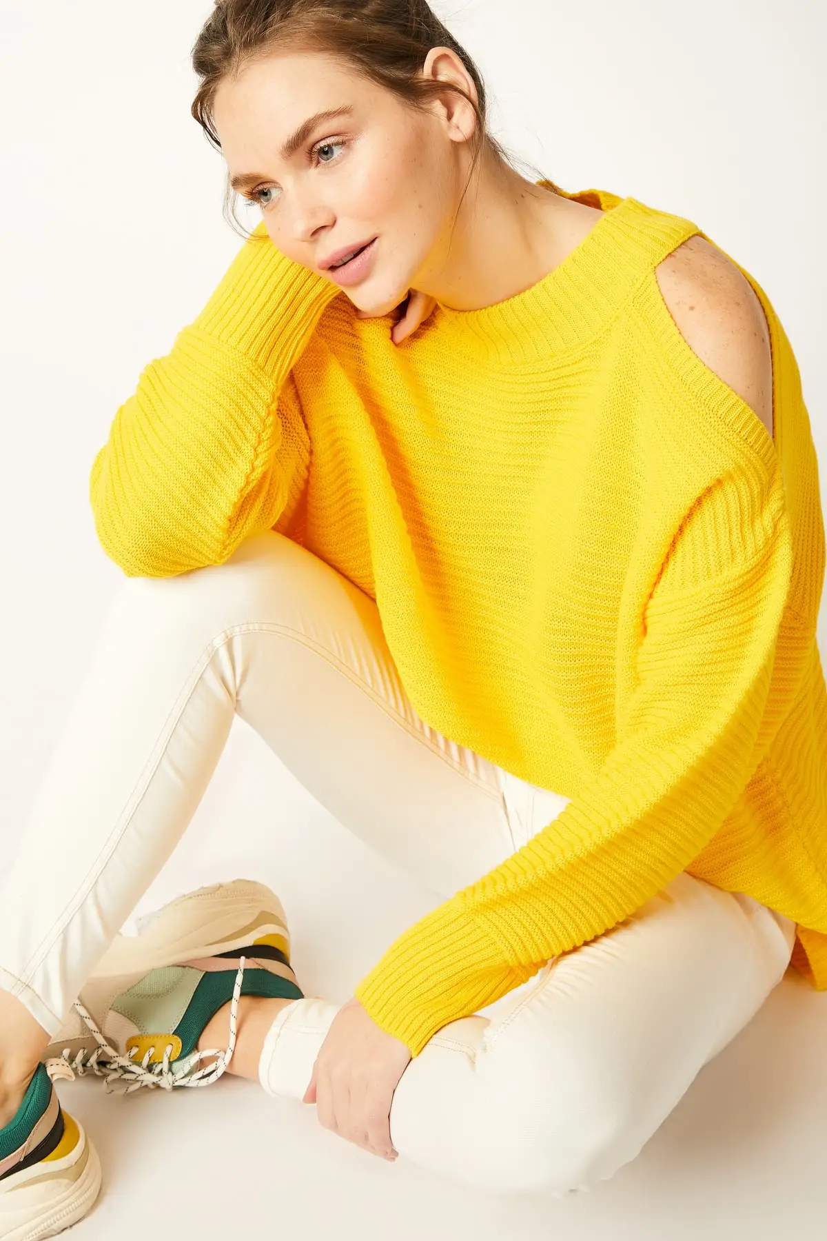 Счастье ist. Женский свитер с желтыми плечами и низким вырезом 79 ZA00006| |