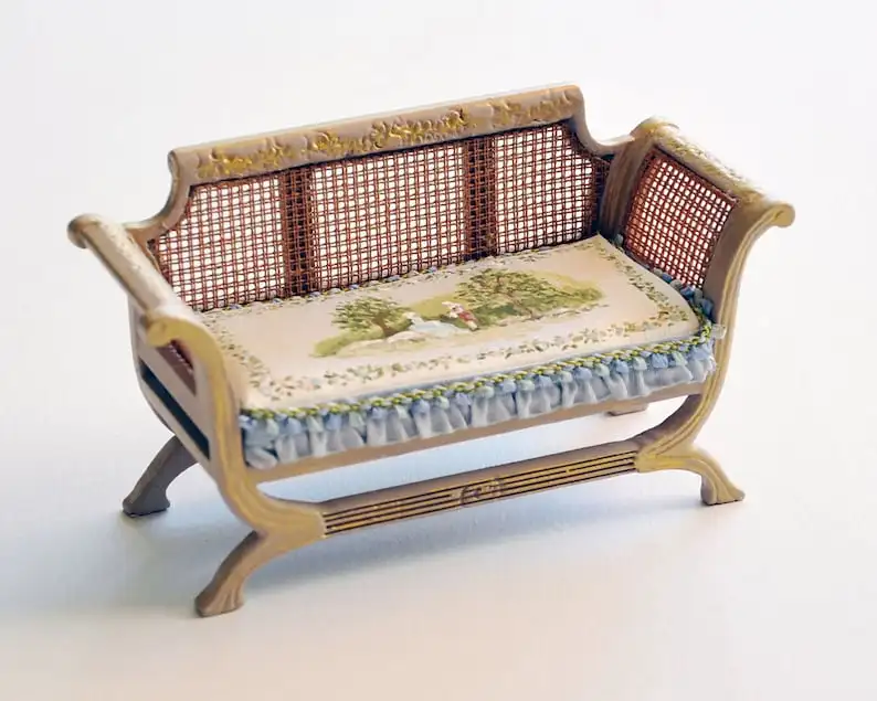 Двойной классический диван с ручной росписью и обивкой из шелка. Масштаб: 1 12 |