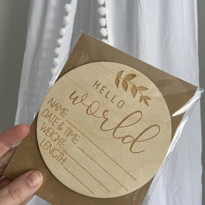 Приветственный знак-объявление о рождении "Hello World" с гравировкой на деревянном листе для имени ребенка. Знак со статистикой имен и сохраненными новорожденными фото-атрибутами.