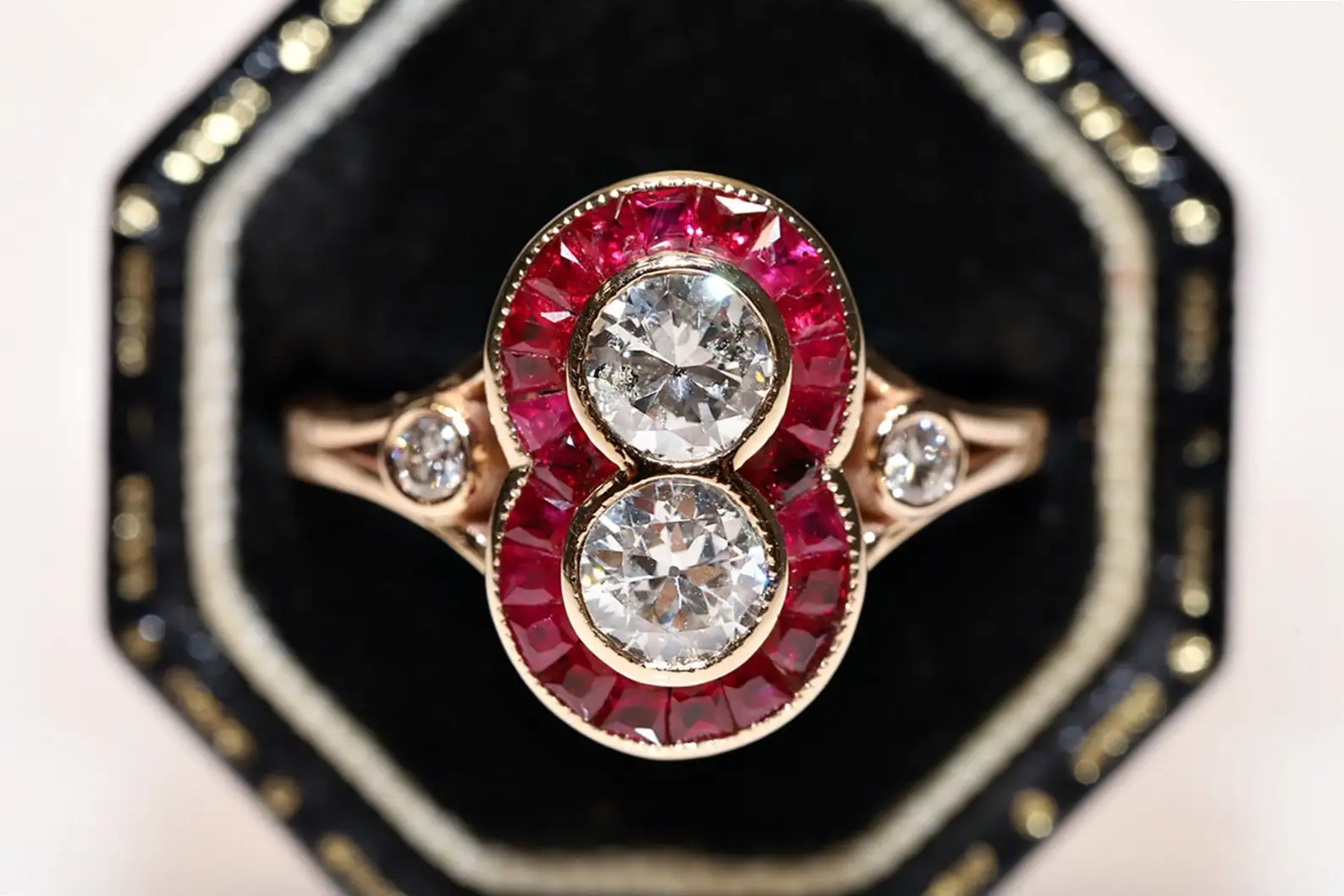 

Оригинальное кольцо из 14-каратного золота с натуральными бриллиантами и рубинами