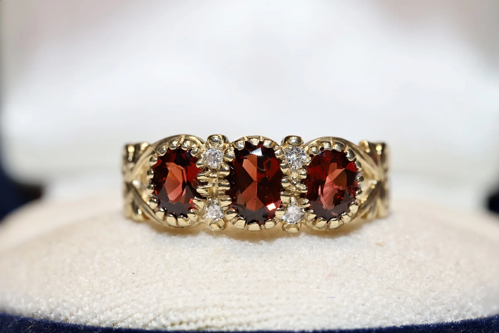 

Perfect Old Vintage 9k Gold Natural Diamond And Garnet Decorated Pretty Band Style Ring