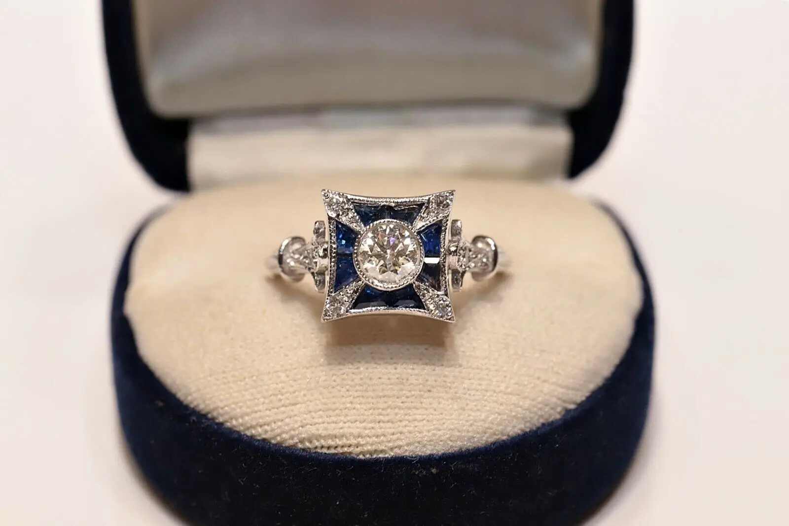 

OLD 18K GOLD ART DECO NATURAL DIAMOND AND CALIBER SAPPHIRE DECORATED RING