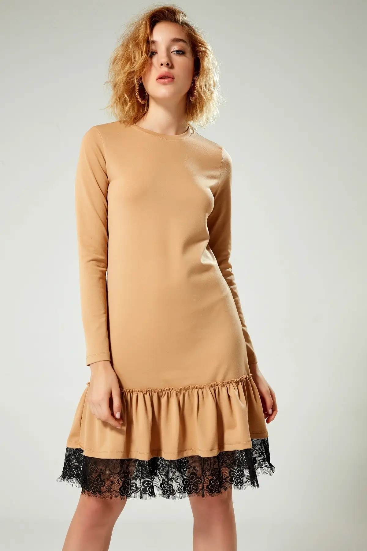 Boutiquen Женская юбка молочного кофе гофрированная кружевная деталь 2151 | одежда