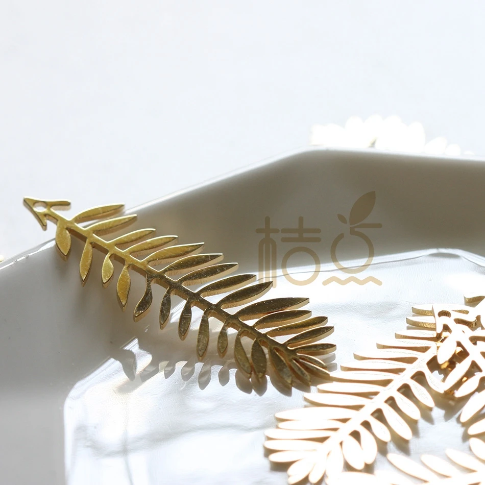 Подвеска в виде листа из латуни, вырезанная лазером, с просверленным отверстием сверху, 43x14 мм (4356C)