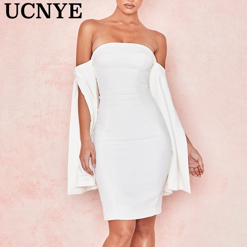 Женское платье с открытыми плечами вырезом лодочкой и расклешенными