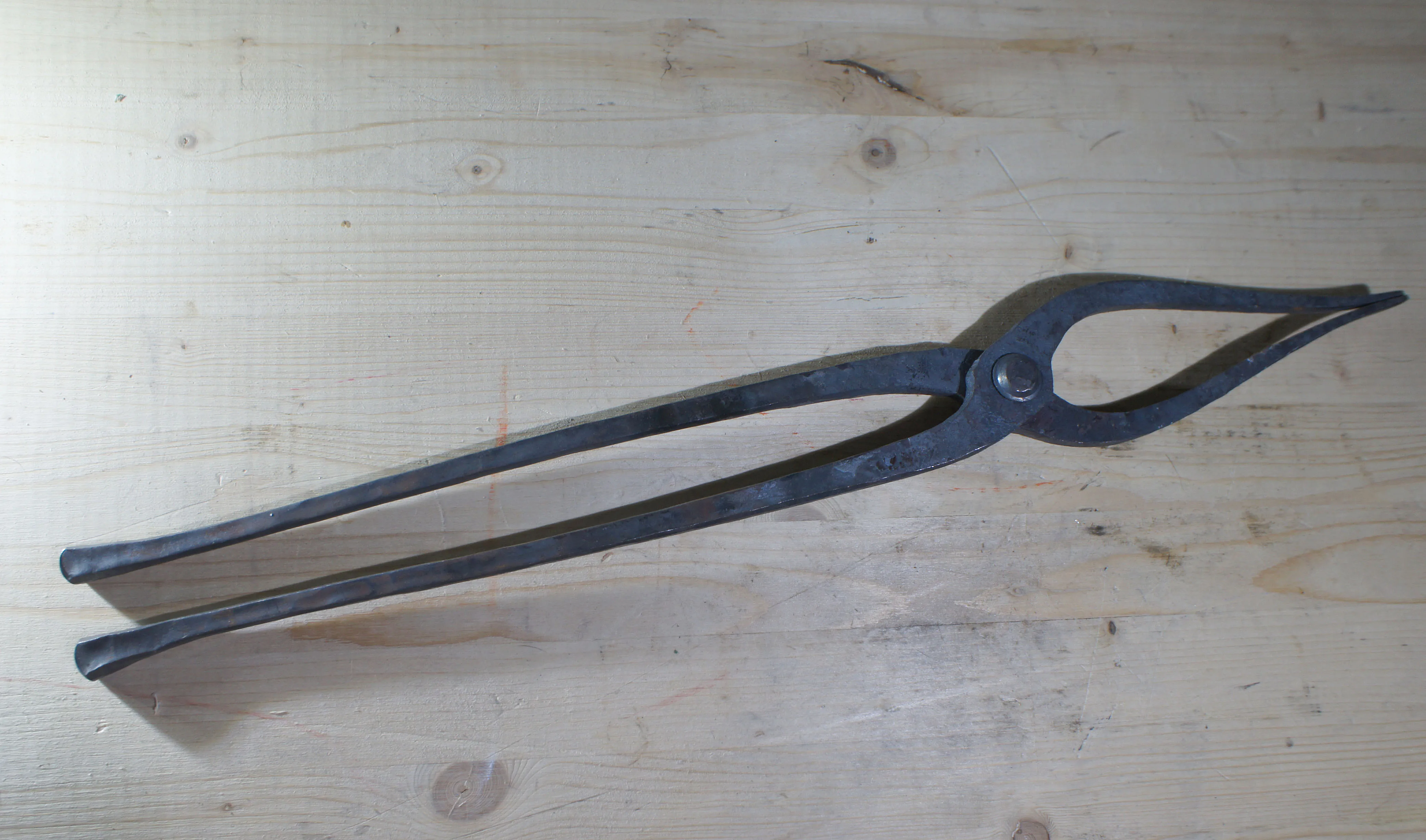 Кованые клещи кузнечные. Щипцы кузнеца 5. Кусачки кузнеца. Кузнечные щипцы. Кузнечные клещи для полосы.