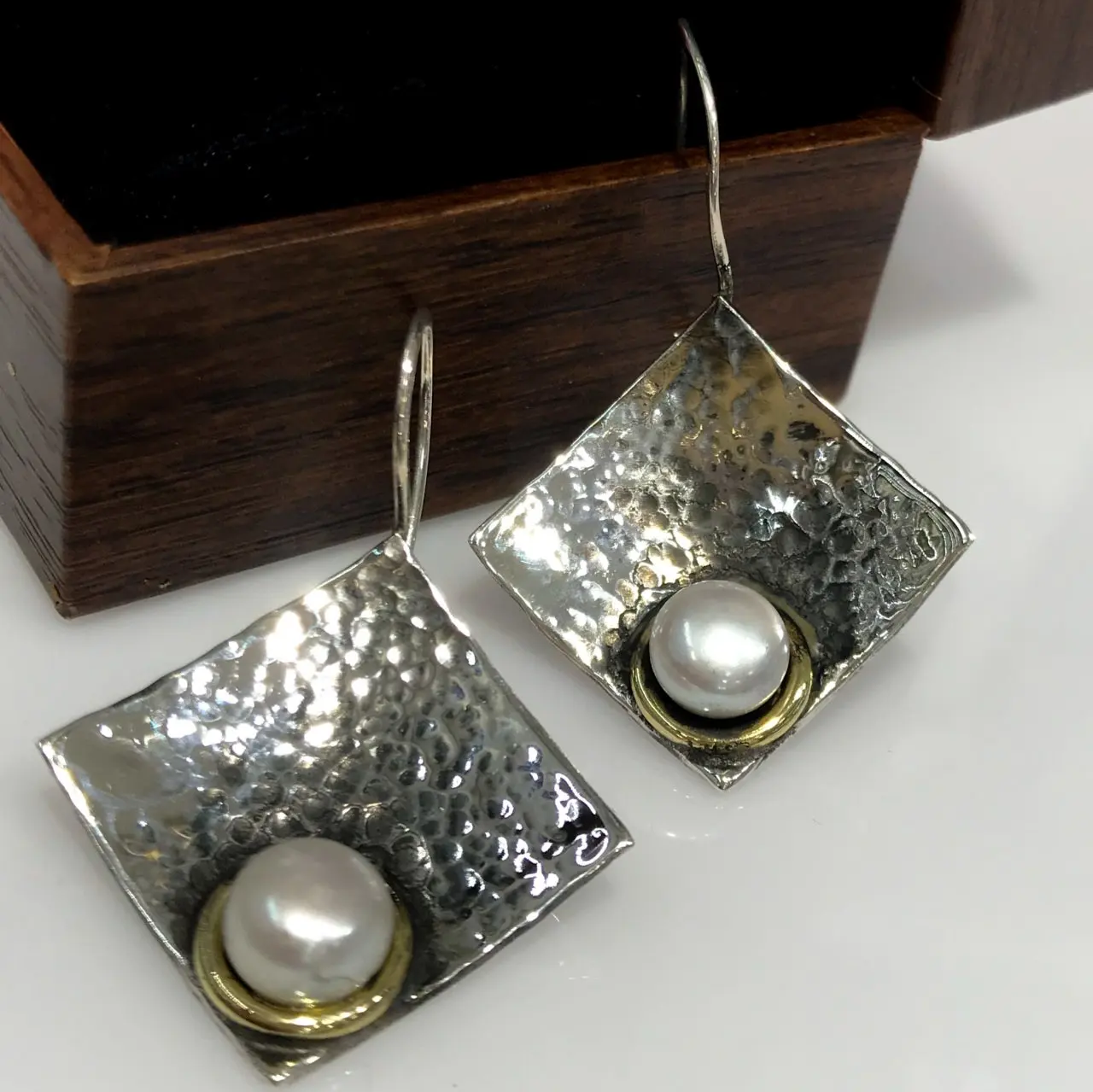 Женские серьги из серебра с натуральным жемчугом и драгоценным камнем