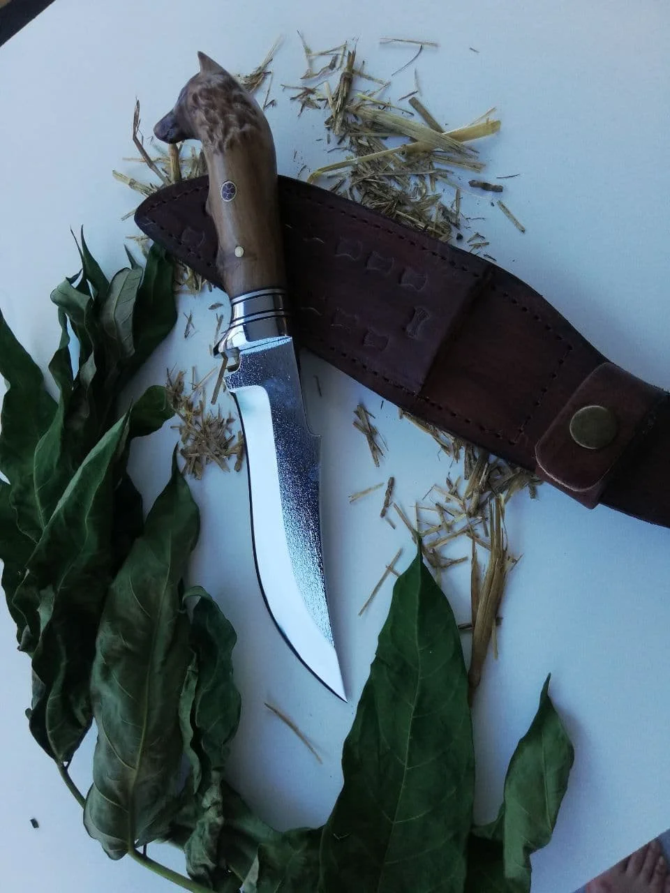 Нож ручной работы из кованой стали с гравировкой головы волка рукоятка ореха