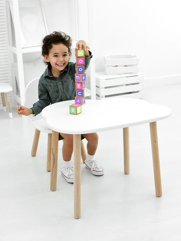 В каком возрасте покупать детский комплект столик и стульчик?