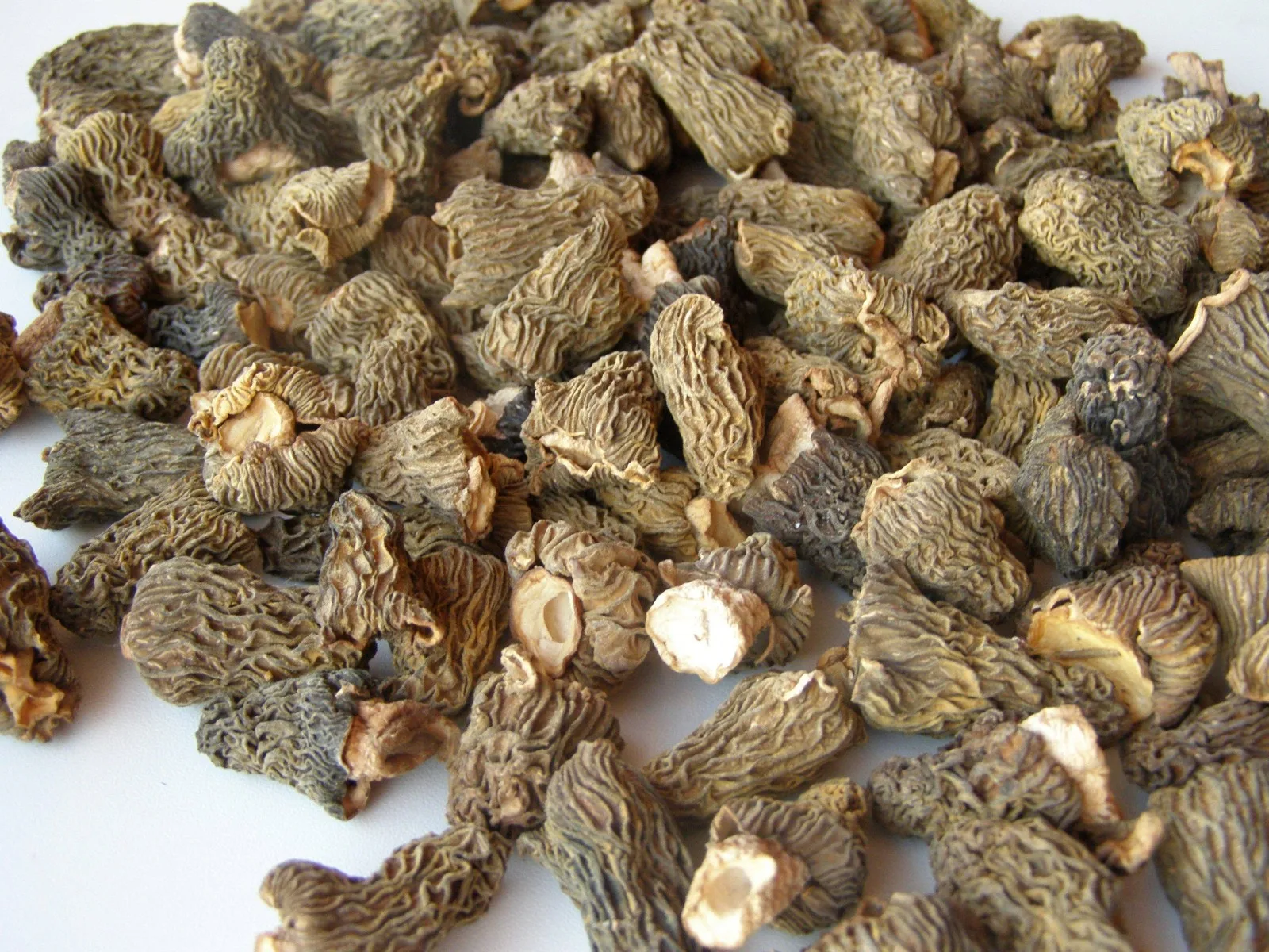 Сушёная шапочка сморчковая. Сморчки грибы. Сморчок деликатесный. Шапка из сушеных грибов. Грибы сморчки сушеные.