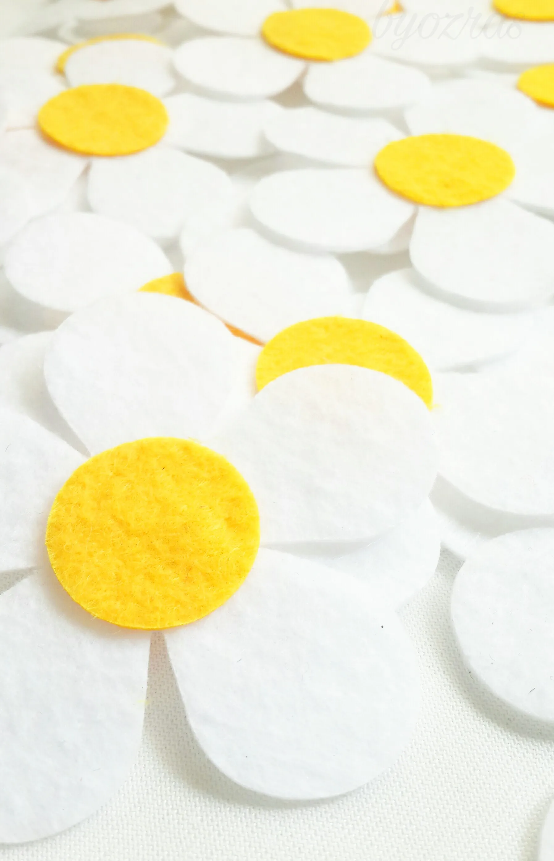 Оптовая продажа 100 штук-набор цветов маргаритки из войлока-белый желтый-сделай