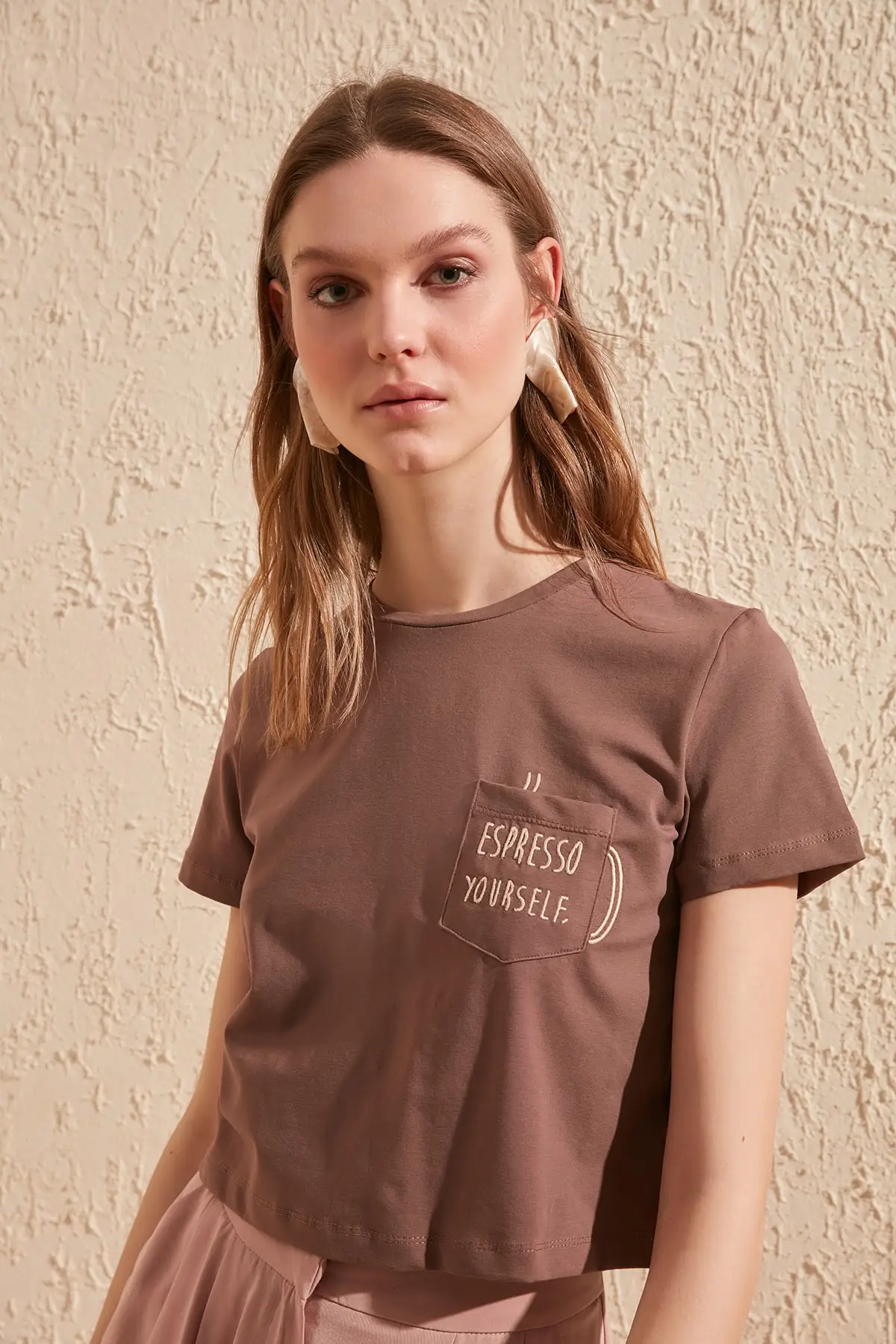 Укороченная трикотажная футболка с вышивкой Trendyol TWOSS20TS0197|Футболки| |