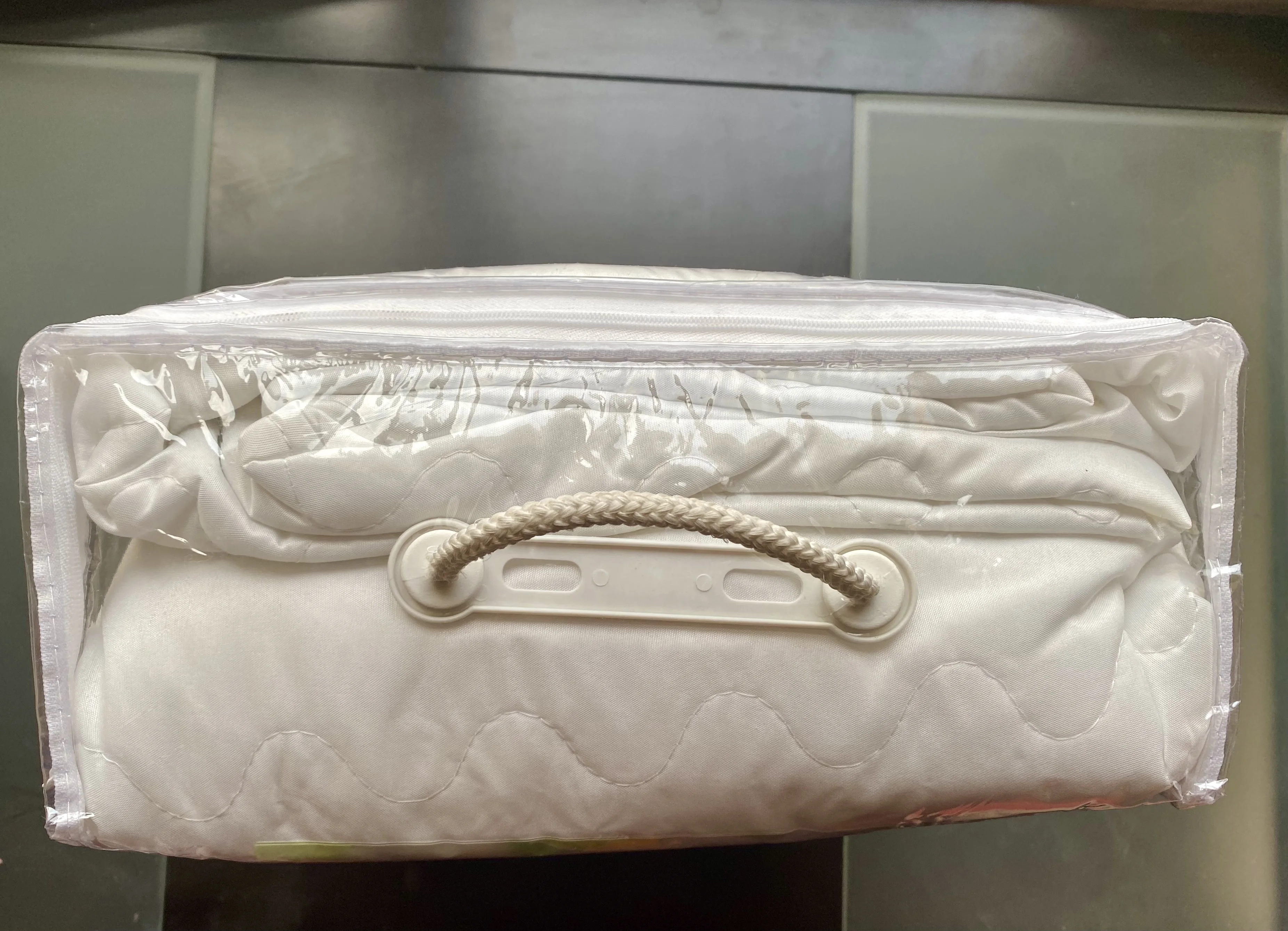 

Quilted Fitted Mattress -With 150g / m2 fiber filling, mattress protector is both mattress protector ,comfort enhancer.