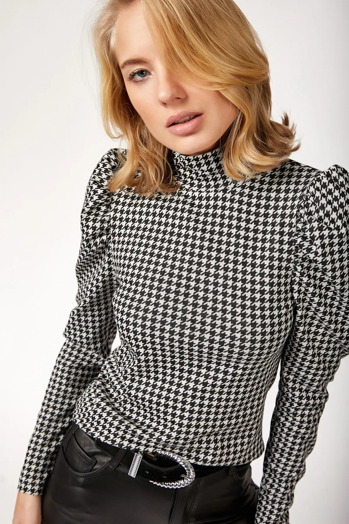 Счастье ist. Женская черно белая блузка из лайкры с рисунком в стиле принцессы