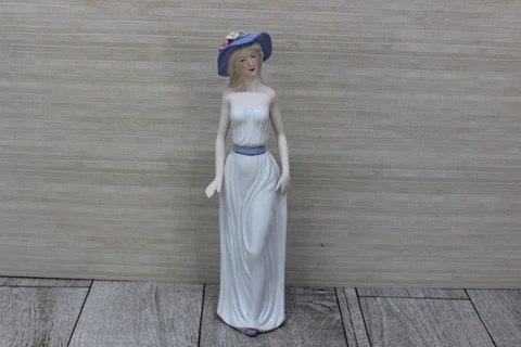 Статуэтка Дама в шляпе Высота 29см Размер основания 5,5*7,5см Керамика