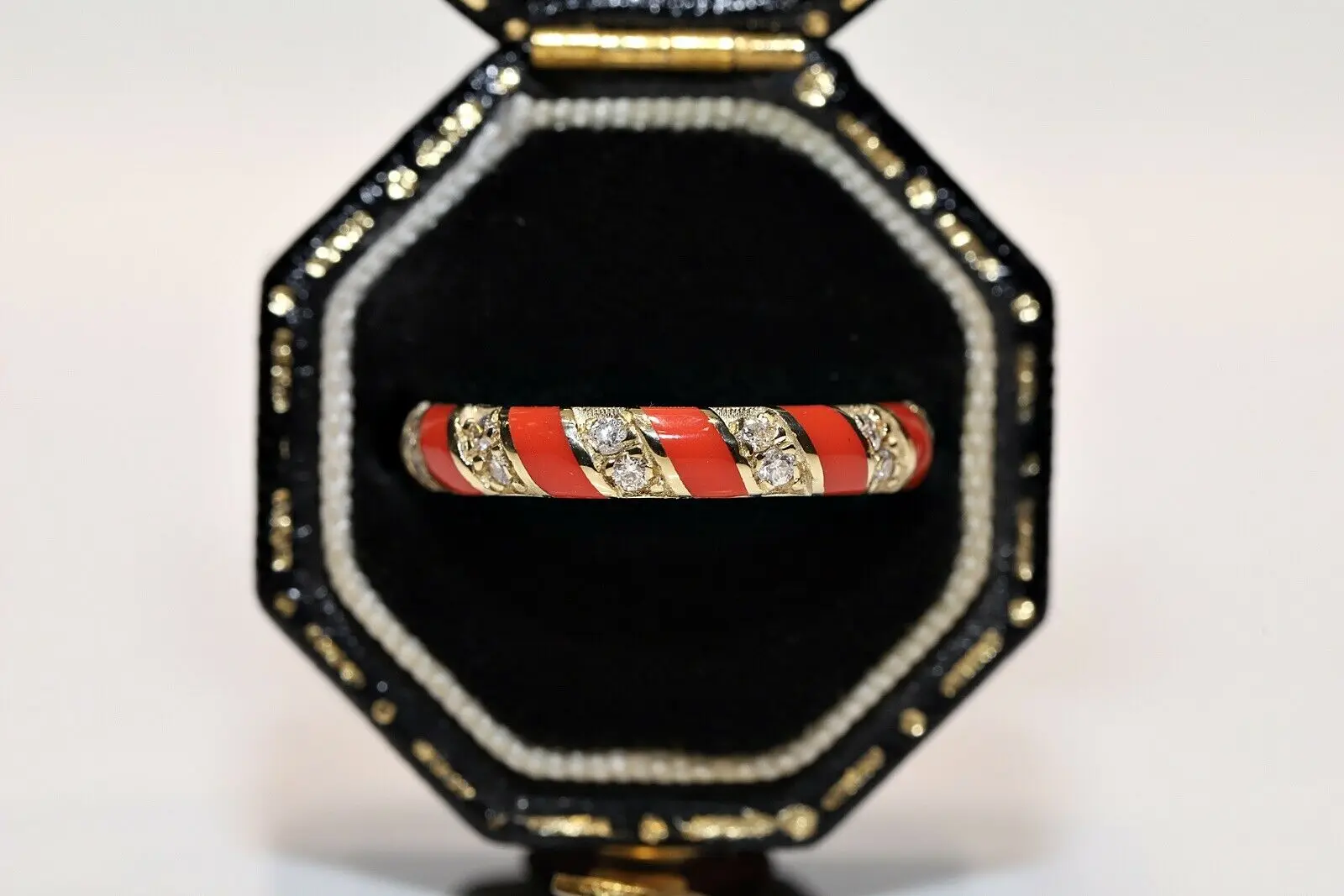 

Оригинальное украшенное натуральными Бриллиантами Кольцо из 14-каратного золота с красивой эмалью