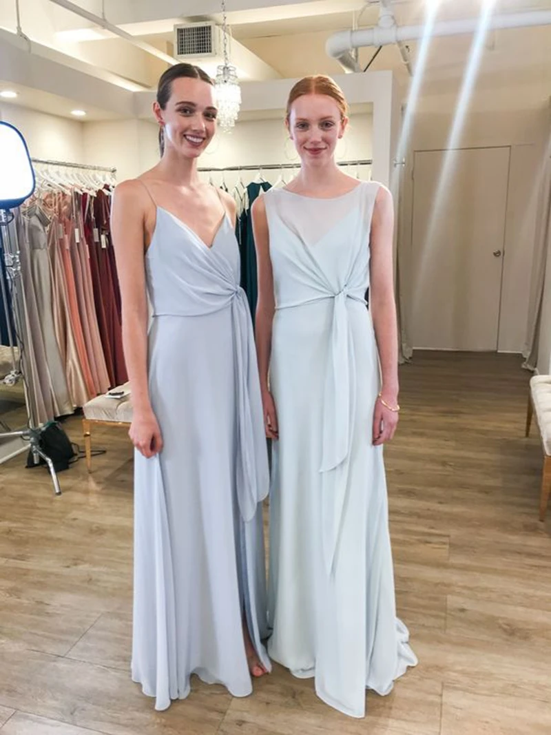 Элегантное бледно-синее шифоновое платье подружки невесты с v-образным вырезом |