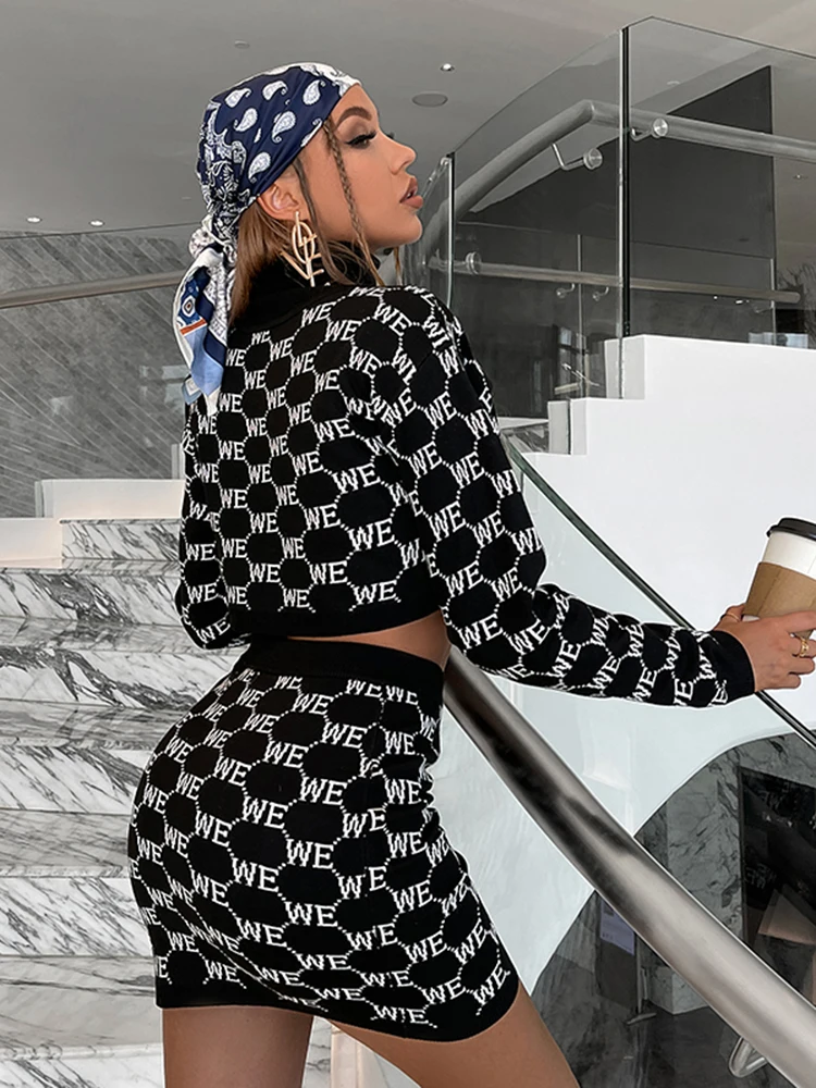 Женское трикотажное платье с высоким воротником и юбкой |