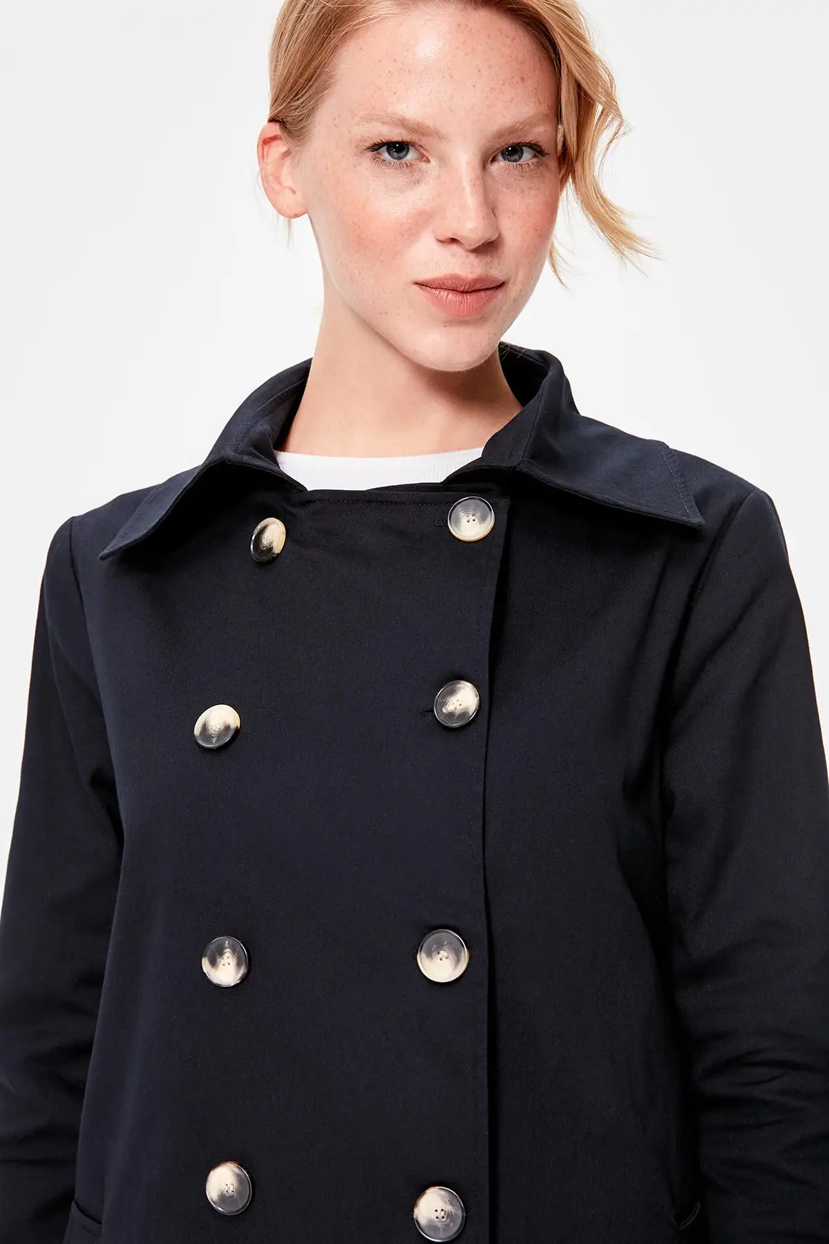 Тренч Trendyol темно синего цвета на пуговицах TWOAW20TR0004|Женские куртки| |