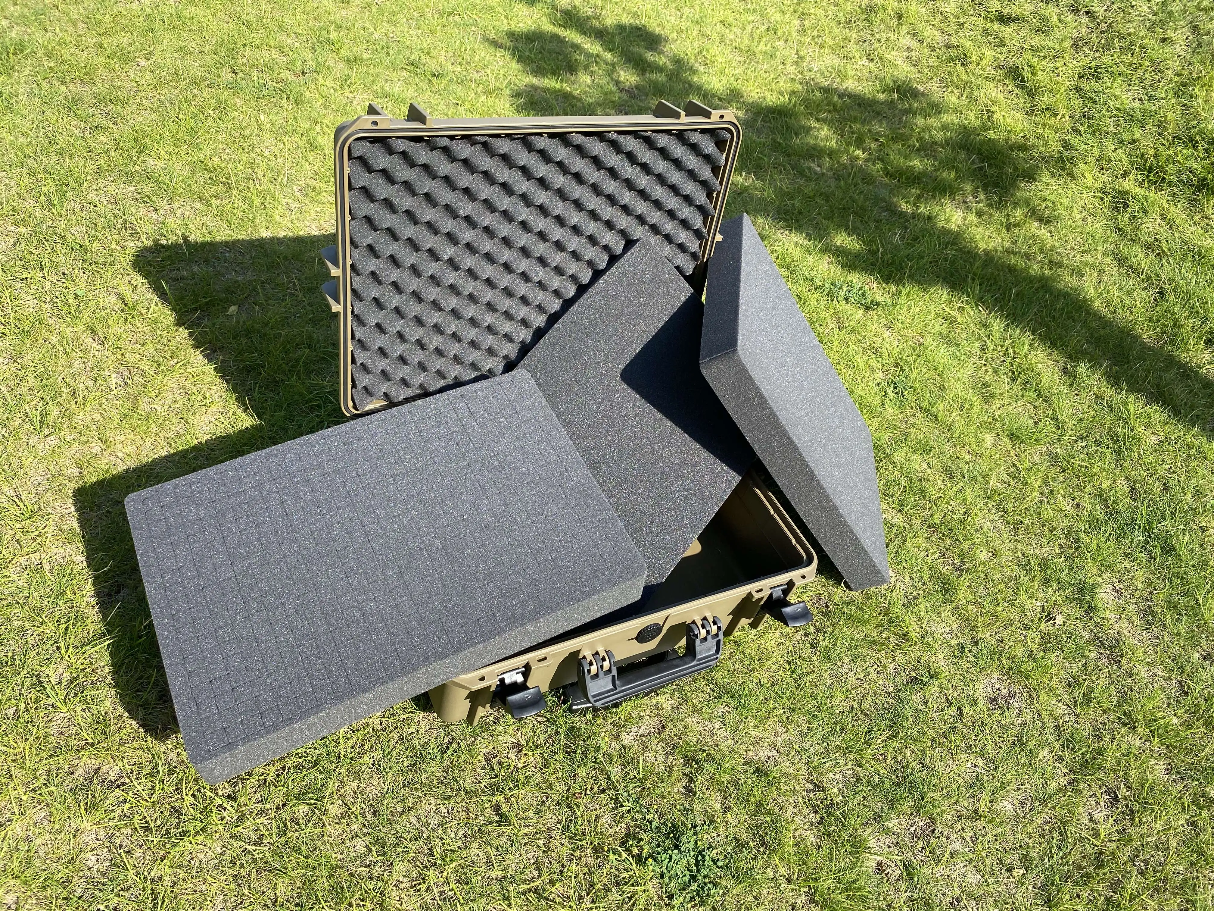 Защитный ударопрочный герметичный пластиковый кейс VG M0500 с поролоном колесами и