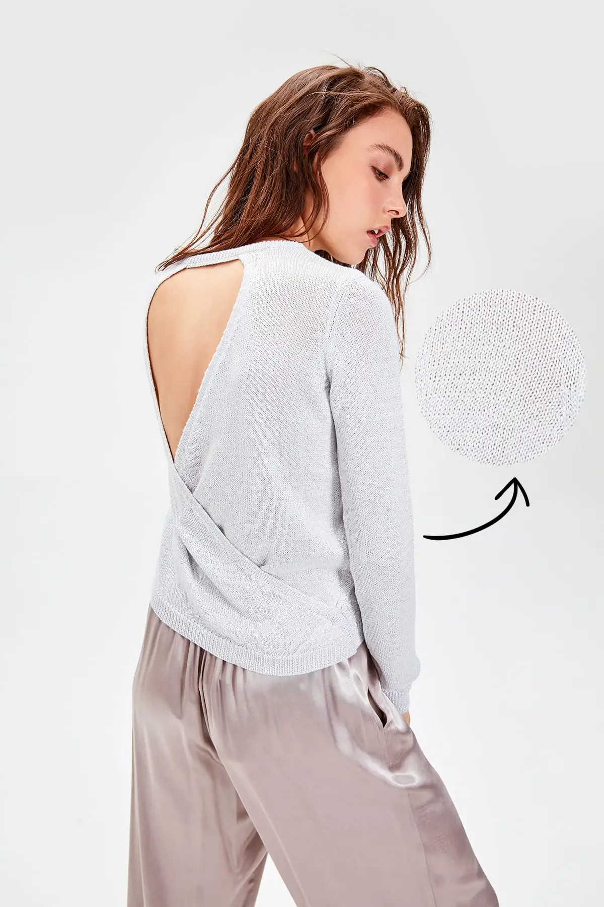 Женский трикотажный свитер Trendyol серый с низкой спинкой серебристого цвета