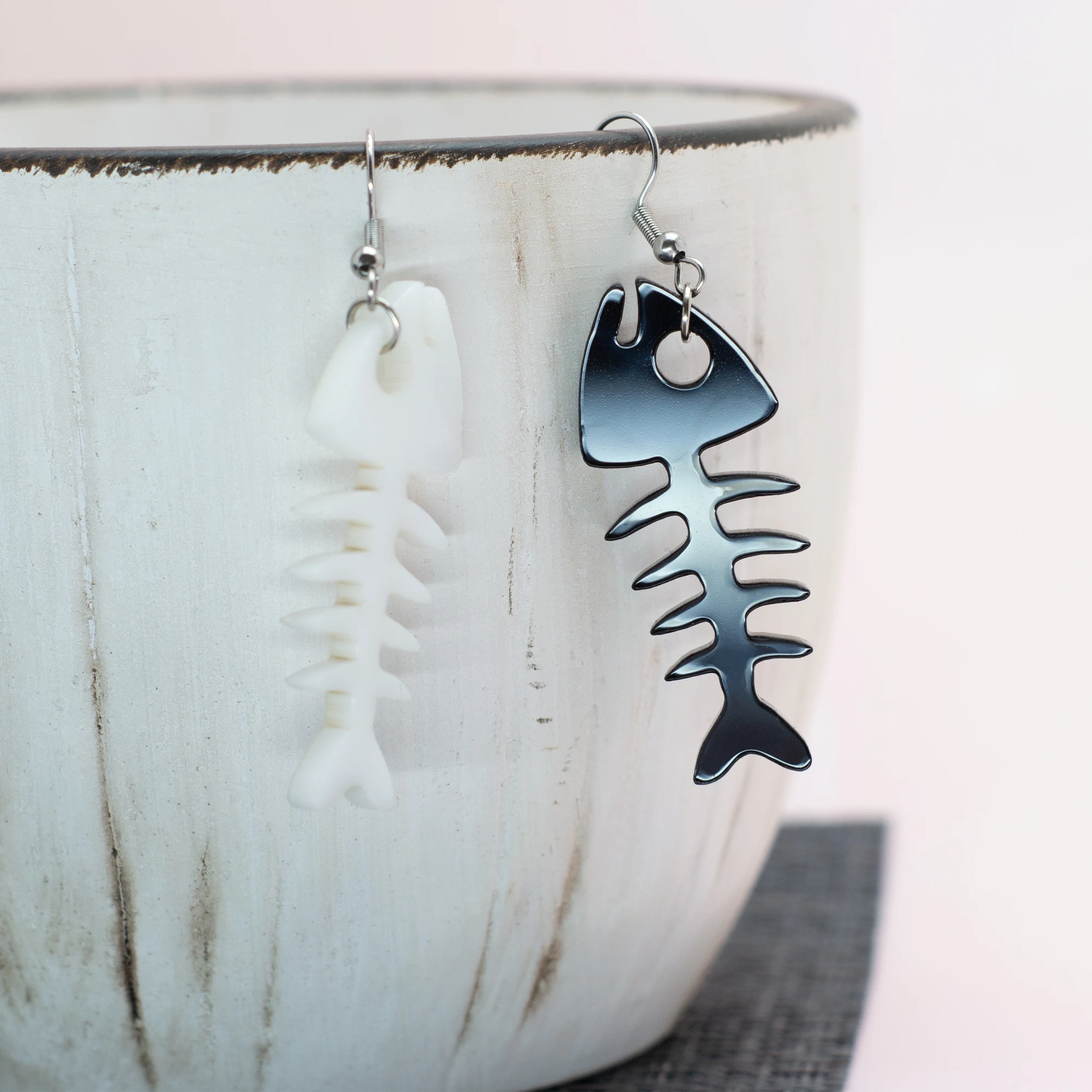 Серьги &quotСкелет рыбы&quot черные и белые |