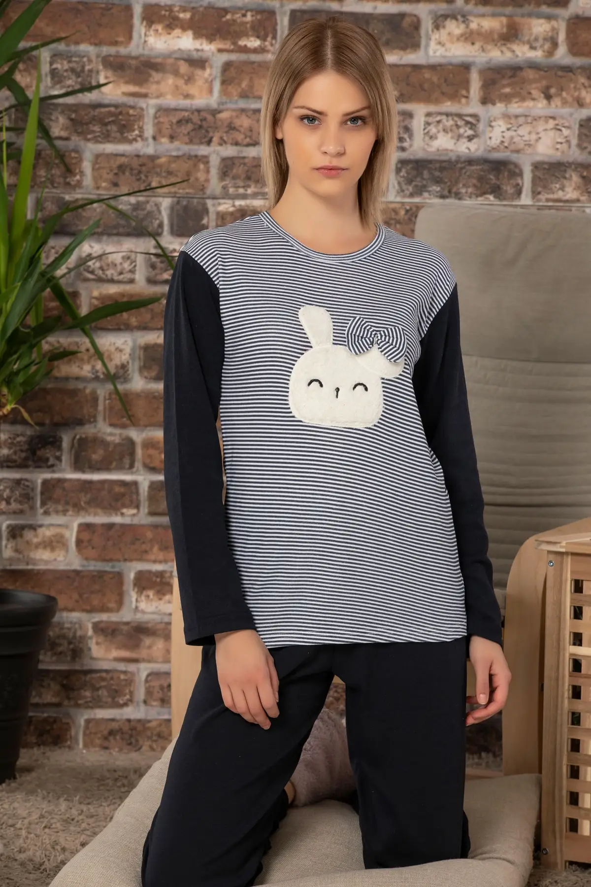 Клубничный женский темно-синий хлопковый Велсофт с вышивкой длинным рукавом из