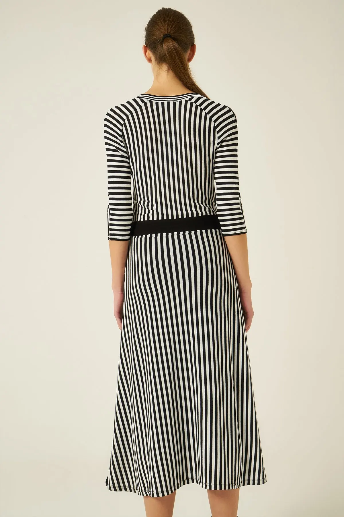 Joinus V образным вырезом трикотажное платье в белую и черную полоску с поясом