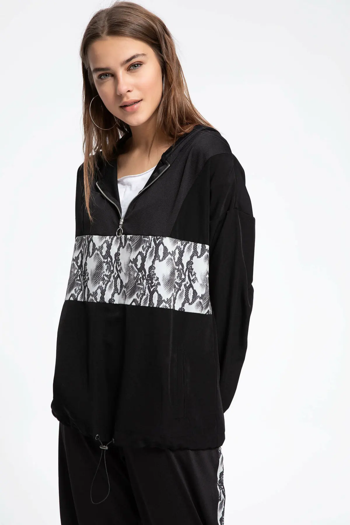 Дефакто женские осенние черные с капюшоном пальто повседневные Змеиный узор на