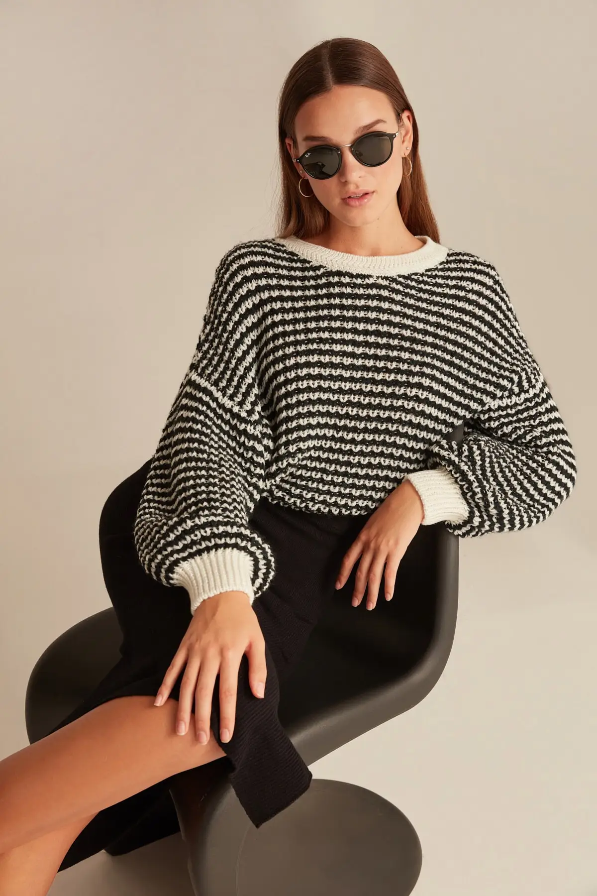 Джемпер с отворачивающимся воротником и пайетками цвета черный экрю Joinus| |