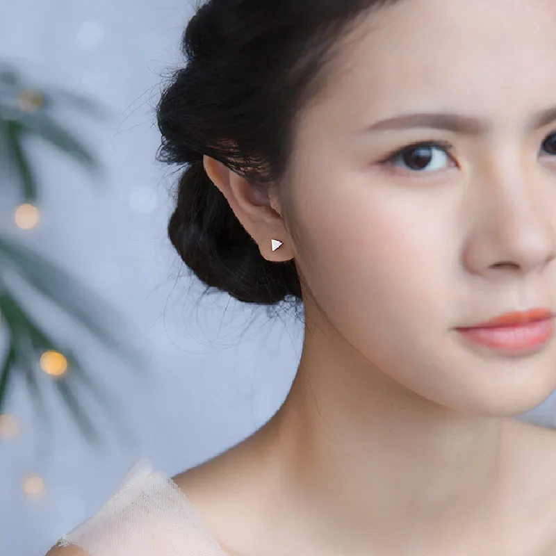 Лабораторные серьги серебряные маленькие треугольные технические простые милые