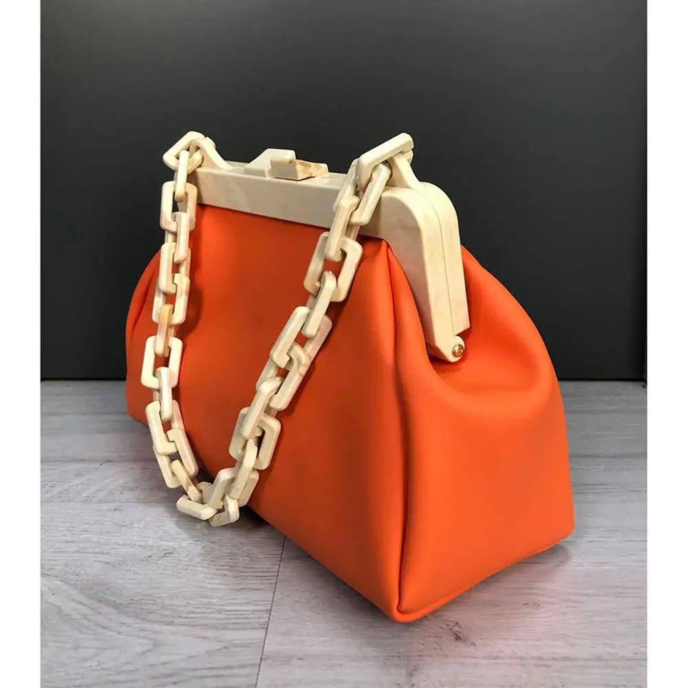 

QUALITY IMPORTED LEATHER WOMEN BAG WIDE AREA OF USE SUITABLE FOR CURRENT FASHION
