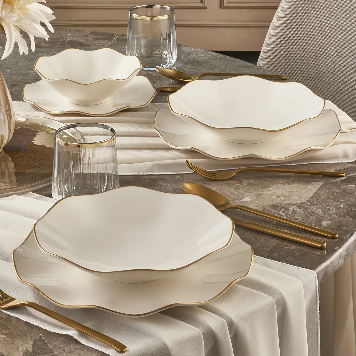 

Nesrin Wavy 24 Piece Dinnerware modern design Bowl plate service gold and copper detail kitchen dining presentation full suit