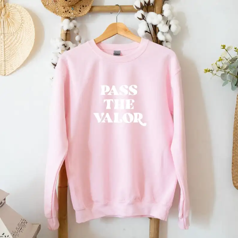 

Sugarbaby Pass the Valor Graphic Cotton Sweatshirt Long Sleeved Fashion Spring Jumper Crewneck Sweater Women Casual Outfit