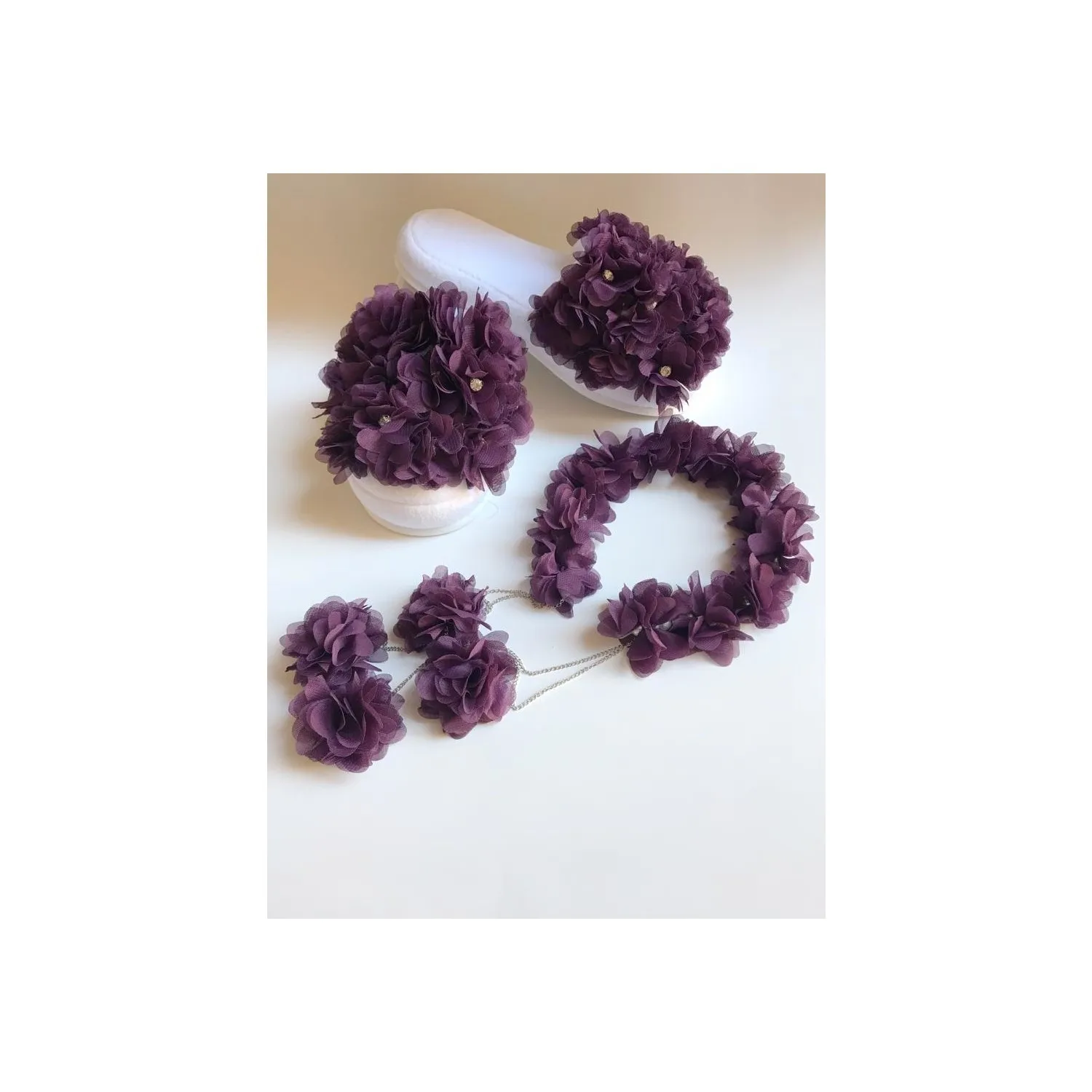 

Women Slippers Special Design for Postpartum, Chiffon Detailed Slippers And Crown For Postpartum Photo Shoot
