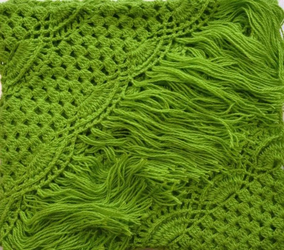 Шаль светло-зелёная ажурная арт.001 вязаная крючком треугольной формы с бахромой