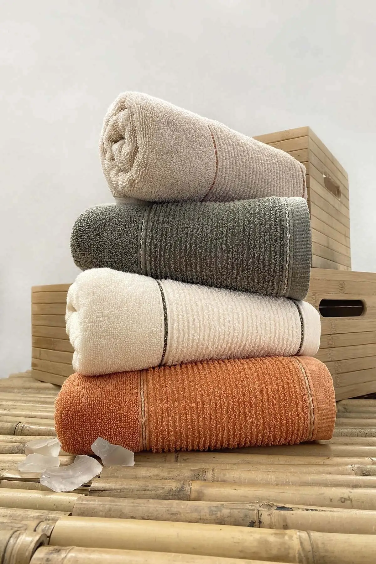 

50X90CM 4-PIECE TOWEL SET HAS PREMIUM FEATURES WITH ABSORBENT AND SOFT %100 COTTON FAST ABSORBENCE MADE IN TURKEY