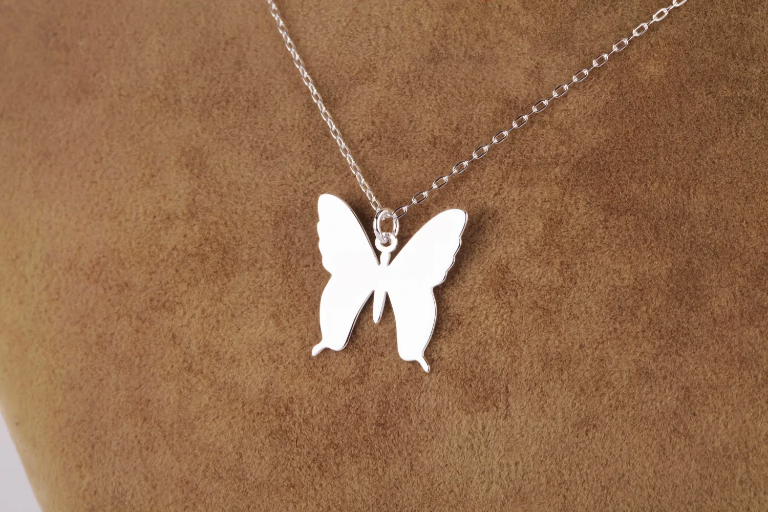

UM US JEWELRY 925 Sterling Butterfly Pattern Ghost Pendant