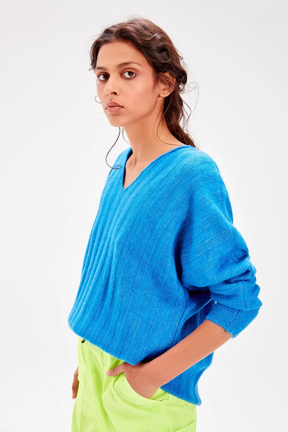 Синий свитер с треугольным вырезом| |