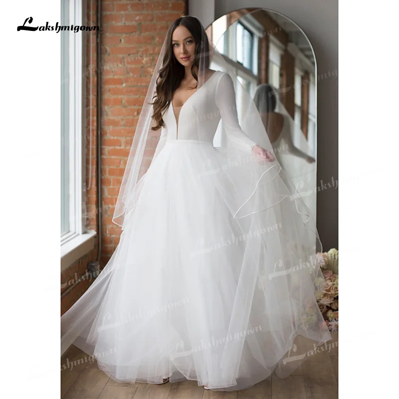 

Красивое свадебное платье А-силуэта из мягкого атласа и тюля, платье невесты с глубоким V-образным вырезом, длинным рукавом и открытой спино...