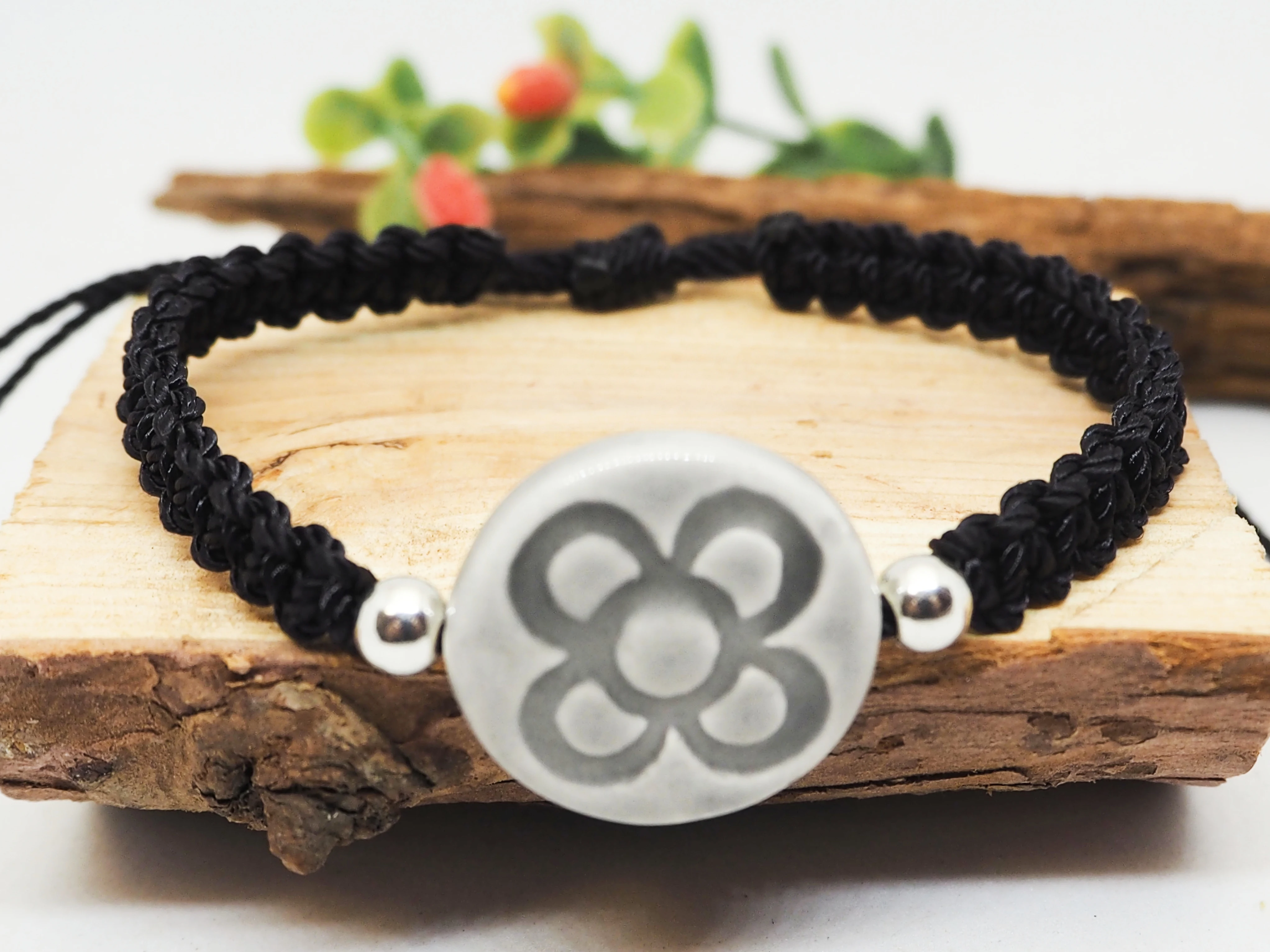 Женский браслет с цветком панота в Барселоне серый цвет. Браслеты. Женские