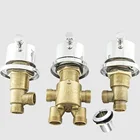 Смеситель на борт ванны из латуни (два крана на холодную и горячюю воду, переключатель ванна-душ, фитинг для леки)