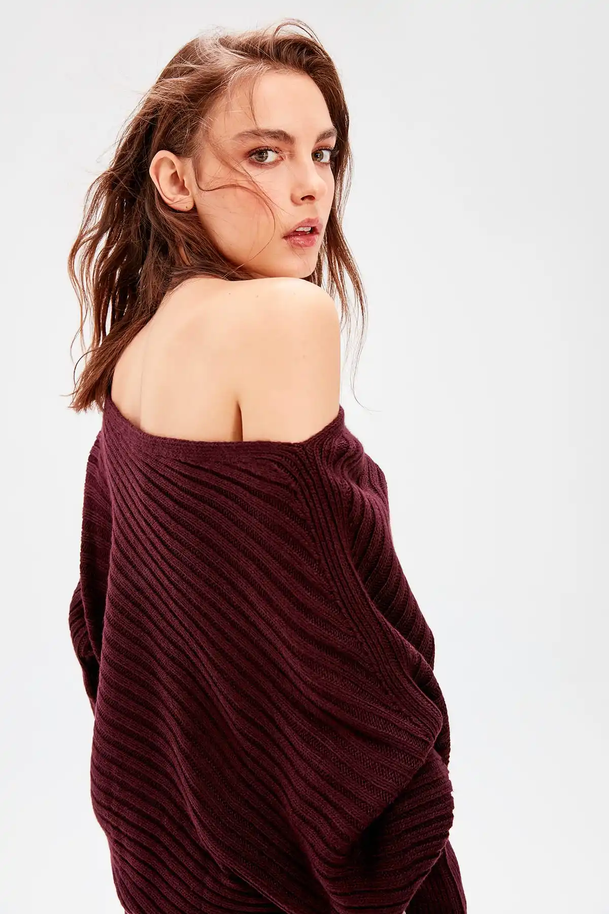 Женский трикотажный свитер Trendyol коричневый на одно плечо |