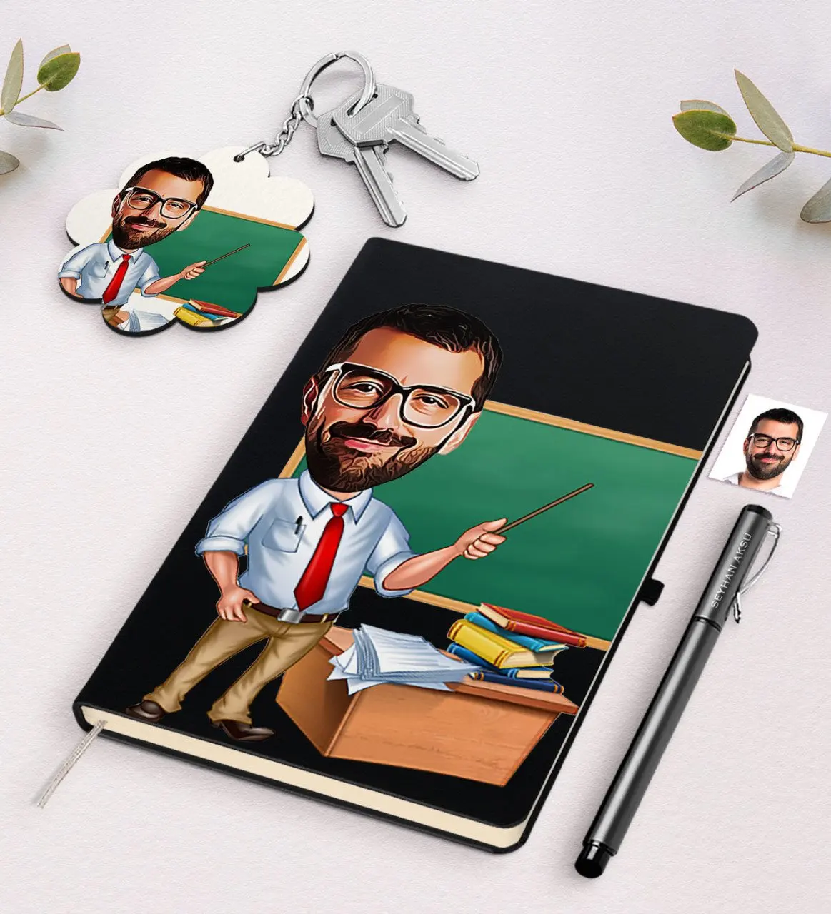 

Personalized Men 'S Teacher Caricature Of Black Notebook Pen And Keychain Gift Seti-1