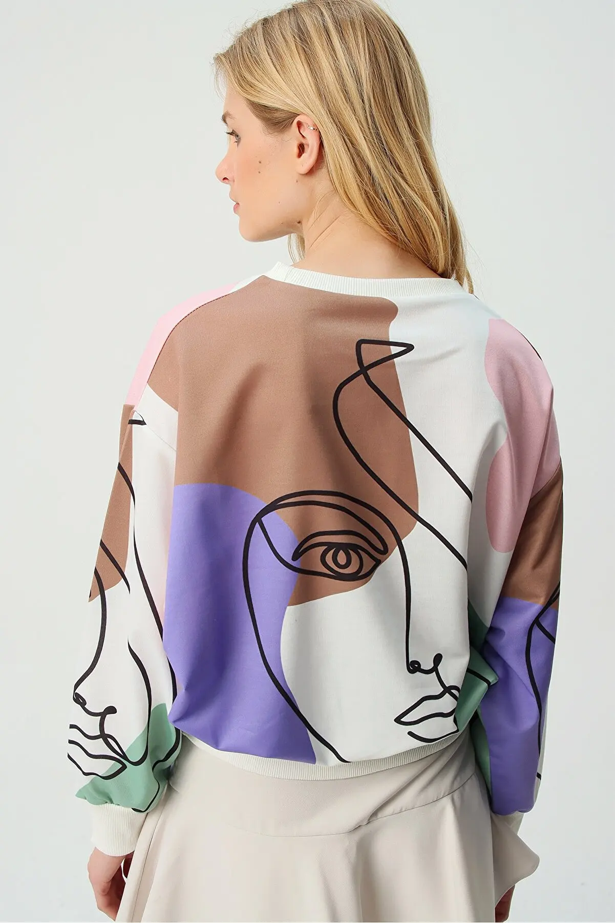 Женские свитшоты с цифровым принтом сиреневые круглым вырезом и разным дизайном