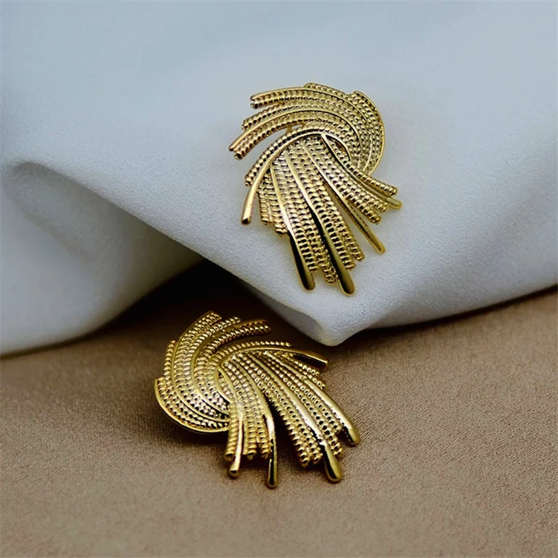 Новинка серьги-гвоздики с золотистой металлической текстурой женские модные