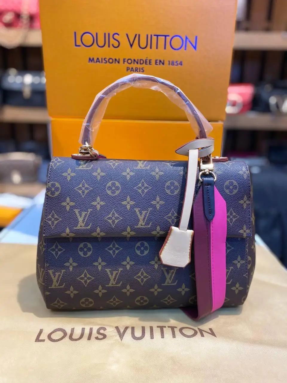 

1st quality women bag. Invoice dust bag + bag