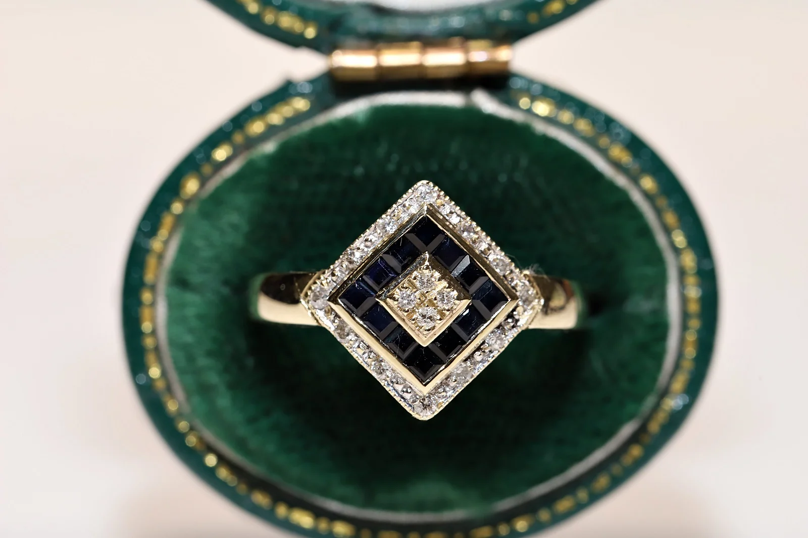 

Perfect 9k Gold Vintage Natural Diamond And Sapphire Decorated Pretty Ring