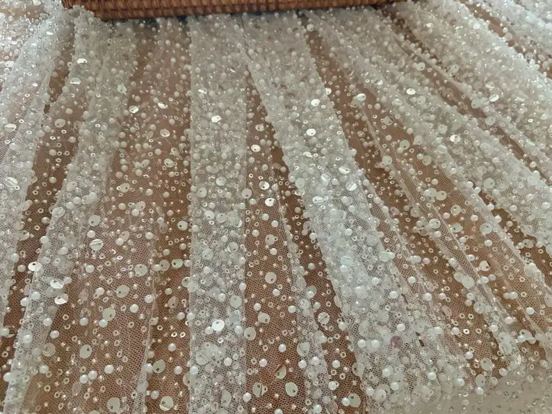 Жемчужные бусины и блестящая кружевная ткань для свадебного платья | Дом сад