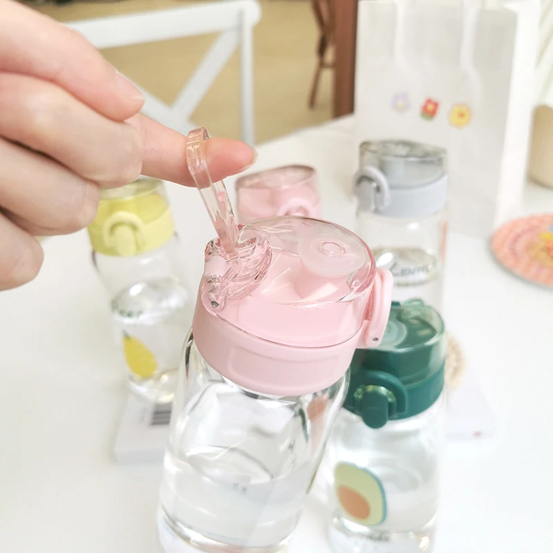 Бутылка с трубочкой авокадо. Стеклянная бутылка |